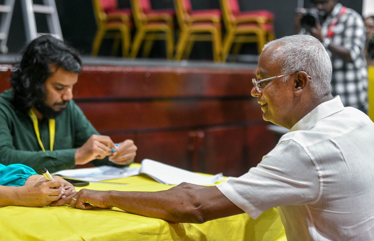 އެމްޑީޕީގެ ތާރީހުގައި ބާއްވާ އެންމެ ވާދަވެރި އެމްޑީޕީ ރިޔާސީ ޕްރައިމަރީގައި، އިންތިހާބުގައި ވާދަ ކުރައްވާ ކެންޑިޑޭޓު ރައީސް އިބްރާހިމް މުހައްމަދު ސޯލިހު އިސްކަންދަރު ސްކޫލުގައި ބަހައްޓާފައި ހުރި ވޯޓު ފޮއްޓަށް ވޯޓުލުމަށްފަހު، ވޯޓުލީކަމުގެ އިނގިލީގެ ނިޝާން ޖައްސަވަނީ.-- ފޮޓޯ: ފަޔާޒް މޫސާ /މިހާރު