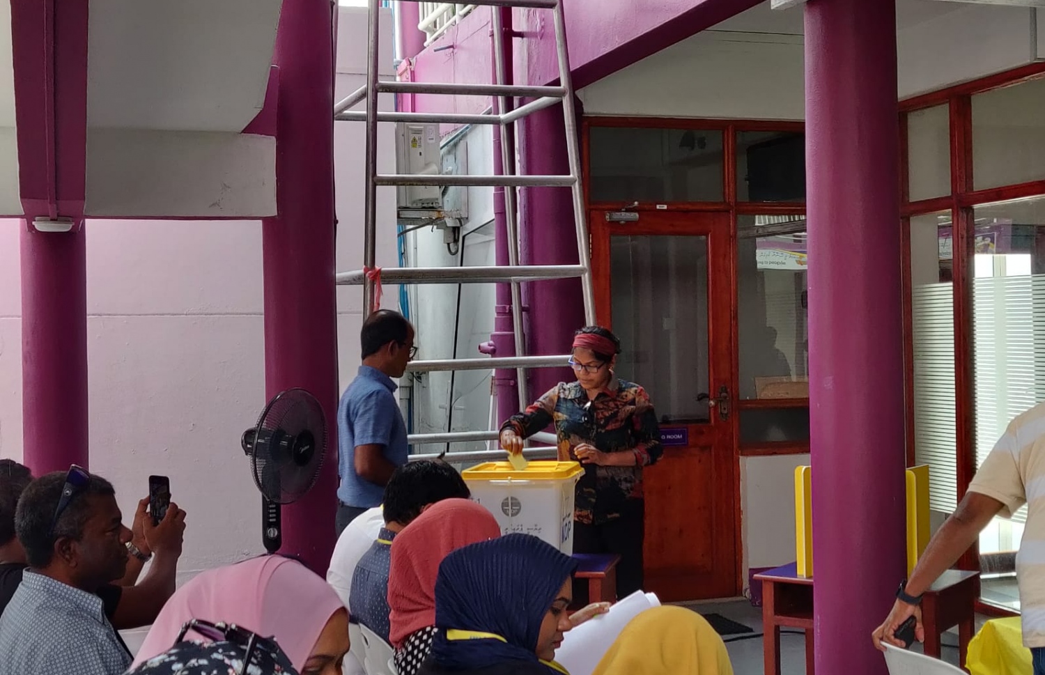 މާލޭގައި ތިބޭ އައްޑޫގެ މީހުންނަށް ހާއްސަކޮށްގެން އިއްޒުއްދީން ސްކޫލްގައި ބަހައްޓާފައި ފޮއްޓަށް ކުރީގެ ބަންޑާރަ ނައިބު ދިޔާނާ ވޯޓު ދެއްވަނީ.---ފޮޓޯ: މިހާރު