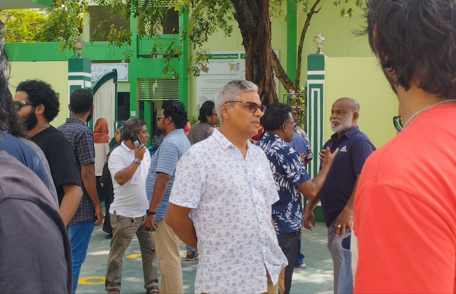 އެމްޑީޕީގެ ތާރީހުގައި ބާއްވާ އެންމެ ވާދަވެރި އެމްޑީޕީ ރިޔާސީ ޕްރައިމަރީގައި ވޯޓުލުން ކުރިއަށް ދާއިރު، ރީކޯ މޫސާ މަނިކު ސްކޫލު ހޯލުގައި ބައެއް މީހުންނާ ވާހަކަ ދައްކަވަން މަޑުކޮށްލައްވައިގެން.-- ފޮޓޯ: އަހުމަދު އަރުޝަމް /މިހާރު