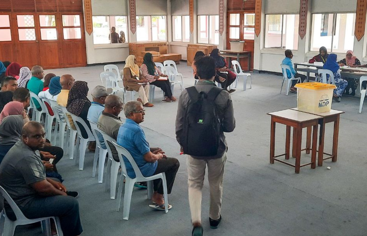 އައްޑޫ ހިތަދޫ ޝަރަފުއްދީން ސްކޫލްގައި ބަހައްޓާފައިވާ ފޮއްޓަށް ވޯޓުލާން ގޮސް ތިބި މީހުން އަދި އިންތިހާބުގެ އޮފިޝަލުން ހަރަކާތްތެރިވަނީ.---ފޮޓޯ: އަހުމަދު ހިޝާމް