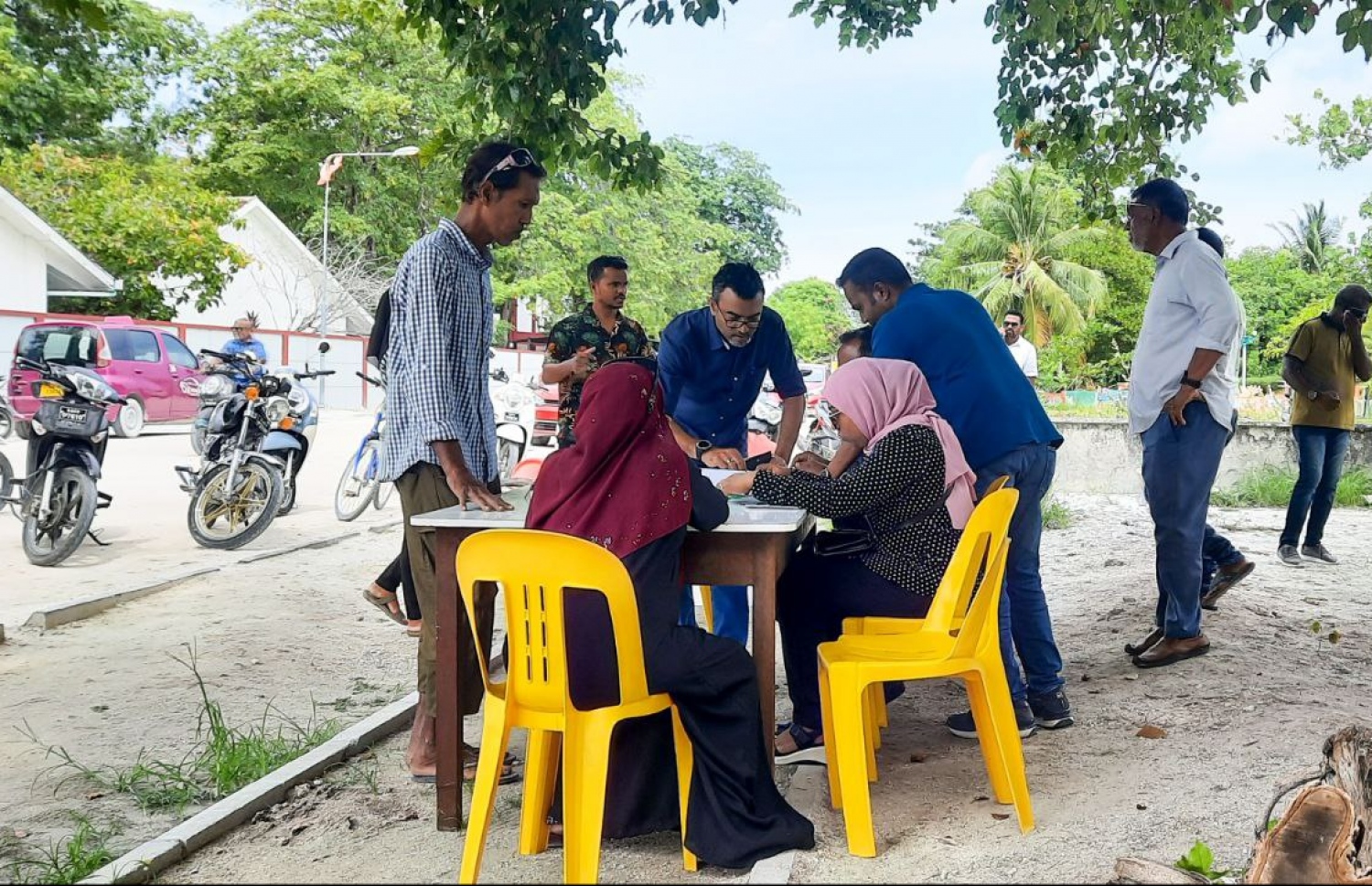 އައްޑޫ ހިތަދޫ ޝަރަފުއްދީން ސްކޫލްގައި ޕްރައިމަރީގެ ވޯޓުލުން ކުރިއަށް ގެންދާއިރު އެ ސްކޫލްގެ ބޭރުގައި ކެންޑިޑޭޓެއްގެ ސަޕޯޓަރުންތަކެއް ހަރަކާތްތެރިވަނީ.---ފޮޓޯ: އަހުމަދު ހިޝާމް
