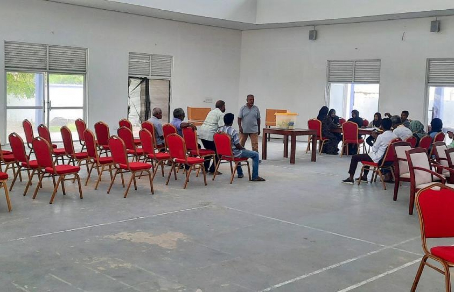 ހިތަދޫ އުތުރު ދާއިރާގެ މީހުންނަށް ހާއްސަ ކޮށްގެން ހިތަދޫ ސްކޫލްގައި ބަހައްޓާފައިވާ ފޮއްޓަށް ވޯޓުލާން ގޮސް ތިބީ މި ގަޑީގައި މަދުބައެއް.---ފޮޓޯ: އަހުމަދު ހިޝާމް