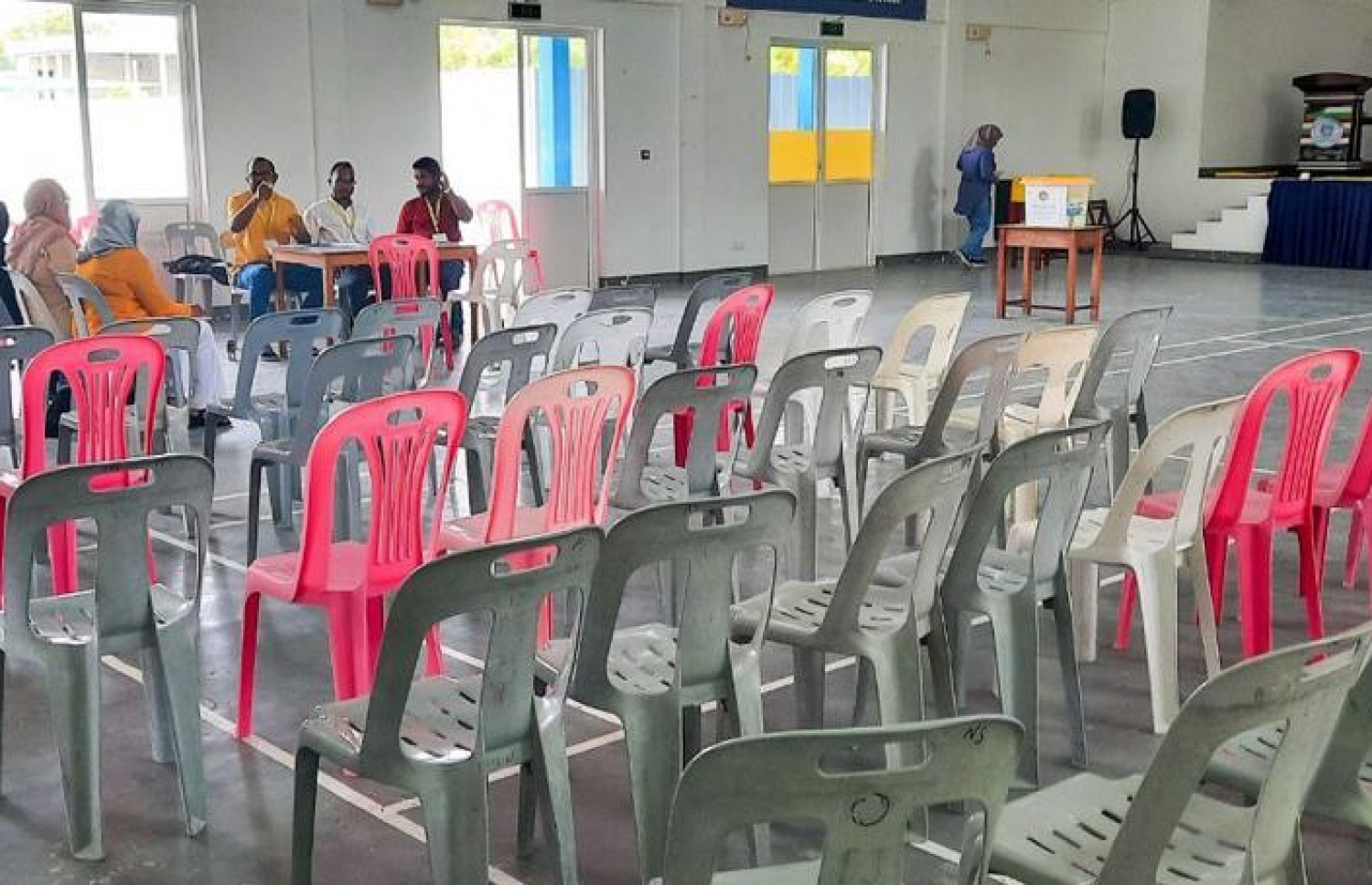 ހިތަދޫ މެދު ދާއިރާގެ މީހުންނަށް ހާއްސަ ކޮށްގެން ނޫރާނީ ސްކޫލްގައި ބަހައްޓާފައިވާ ފޮއްޓަށް ވޯޓުލާނެ މީހަކު މިހާރަކު ނެތް: ވޯޓުލާން ނުކުންނަ މީހުންގެ އަދަދު މިހާރު ވަނީ މަދުވެފައި.---ފޮޓޯ: އަހުމަދު ހިޝާމް