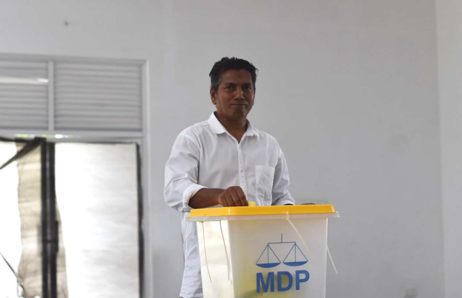 އައްޑޫގެ ކުރީގެ މޭޔަރު އަބްދުﷲ ސޯދިގް (ސޯބެ) އެމްޑީޕީގެ ޕްރައިމަރީގައި މިއަދު ވޯޓު ލައްވަނީ.---ފޮޓޯ: އަހުމަދު ހިޝާމް