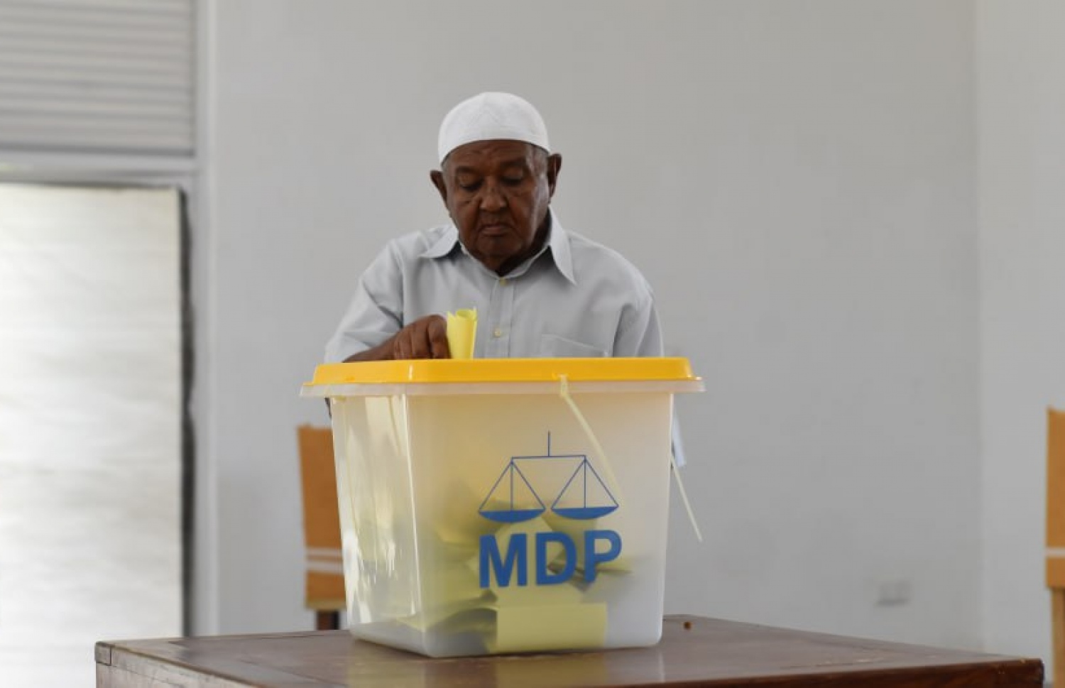 އައްޑޫ ހިތަދޫ އުތުރު ދާއިރާގެ މީހަކު އެމްޑީޕީގެ ޕްރައިމަރީގައި މިއަދު ވޯޓު ލަނީ.---ފޮޓޯ: އަހުމަދު ހިޝާމް