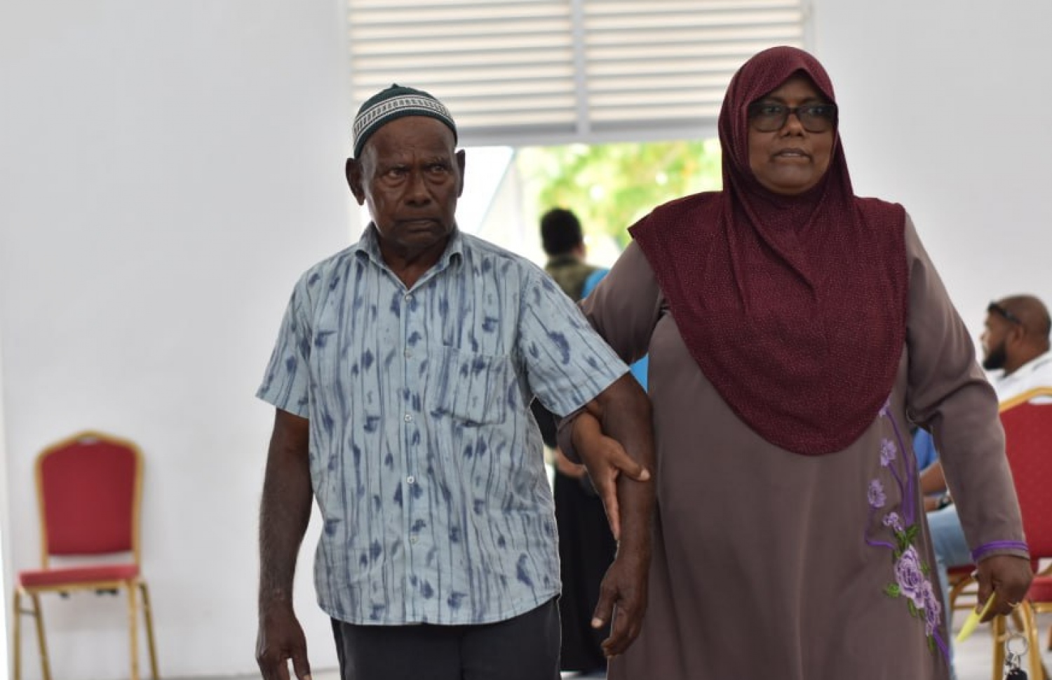 އައްޑޫ ހިތަދޫގައި އުމުރުން ދުވަސްވީ މީހަކު ވޯޓުލާން ގެންދަނީ.---ފޮޓޯ: އަހުމަދު ހިޝާމް