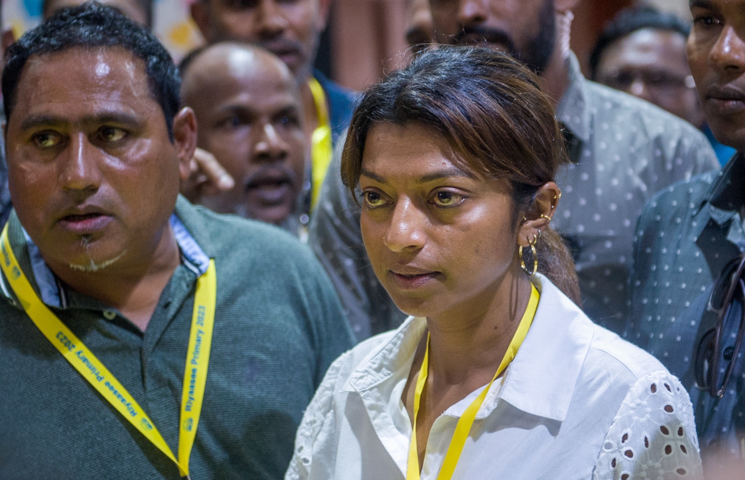 އެމްޑީޕީގެ ތާރީހުގައި ބާއްވާ އެންމެ ވާދަވެރި އެމްޑީޕީ ރިޔާސީ ޕްރައިމަރީގައި، ވޯޓުލުމަށް ޖަމާލުއްދީން ސްކޫލުގައި ބަހައްޓާފައި ހުރި ވޯޓު ފޮއްޓަށް ވޯޓާސް ލިސްޓުގައި ނެތް މީހަކު ވޯޓުލުގެ ޝަކުވާ ހިފައިގެން ރައްޔިތުން މަޖިލީހުގެ ނައިބު ރައީސް އީވާ އަބްދުﷲ  އޮފިޝަލުންގެ މޭޒުކައިރީގައި.-- ފޮޓޯ: ފަޔާޒް މޫސާ /މިހާރު