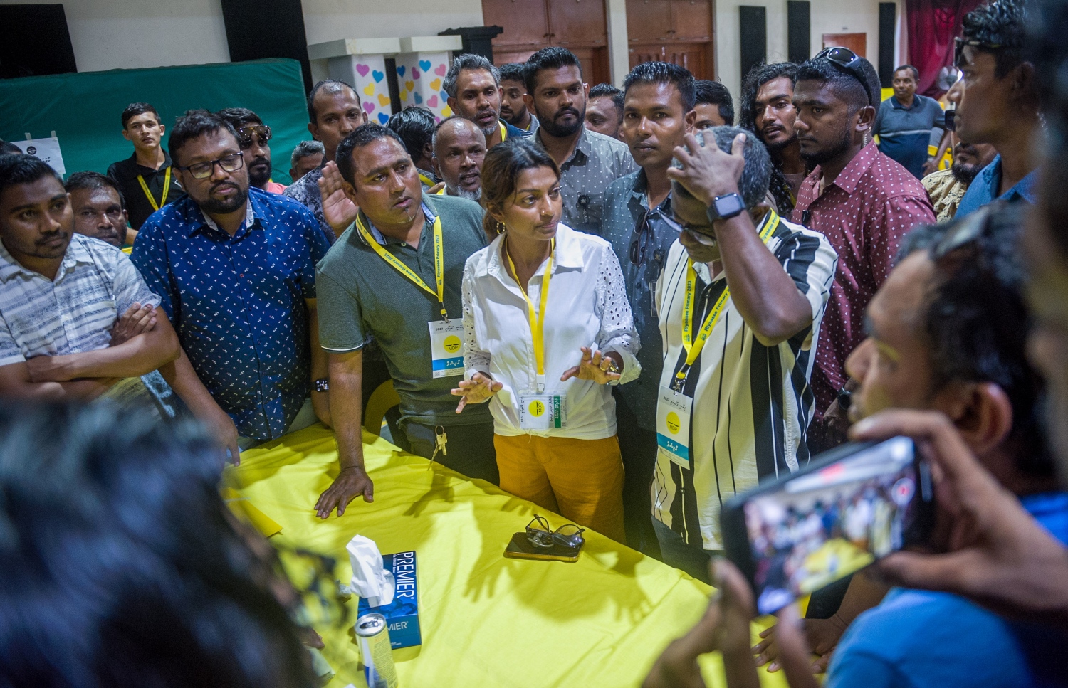 އެމްޑީޕީގެ ތާރީހުގައި ބާއްވާ އެންމެ ވާދަވެރި އެމްޑީޕީ ރިޔާސީ ޕްރައިމަރީގައި، ވޯޓުލުމަށް ޖަމާލުއްދީން ސްކޫލުގައި ބަހައްޓާފައި ހުރި ވޯޓު ފޮއްޓަށް ވޯޓާސް ލިސްޓުގައި ނެތް މީހަކު ވޯޓުލުގެ ޝަކުވާ ކުރުމަށް އޮފިޝަލުންގެ މޭޒުކައިރީގައި.-- ފޮޓޯ: ފަޔާޒް މޫސާ /މިހާރު