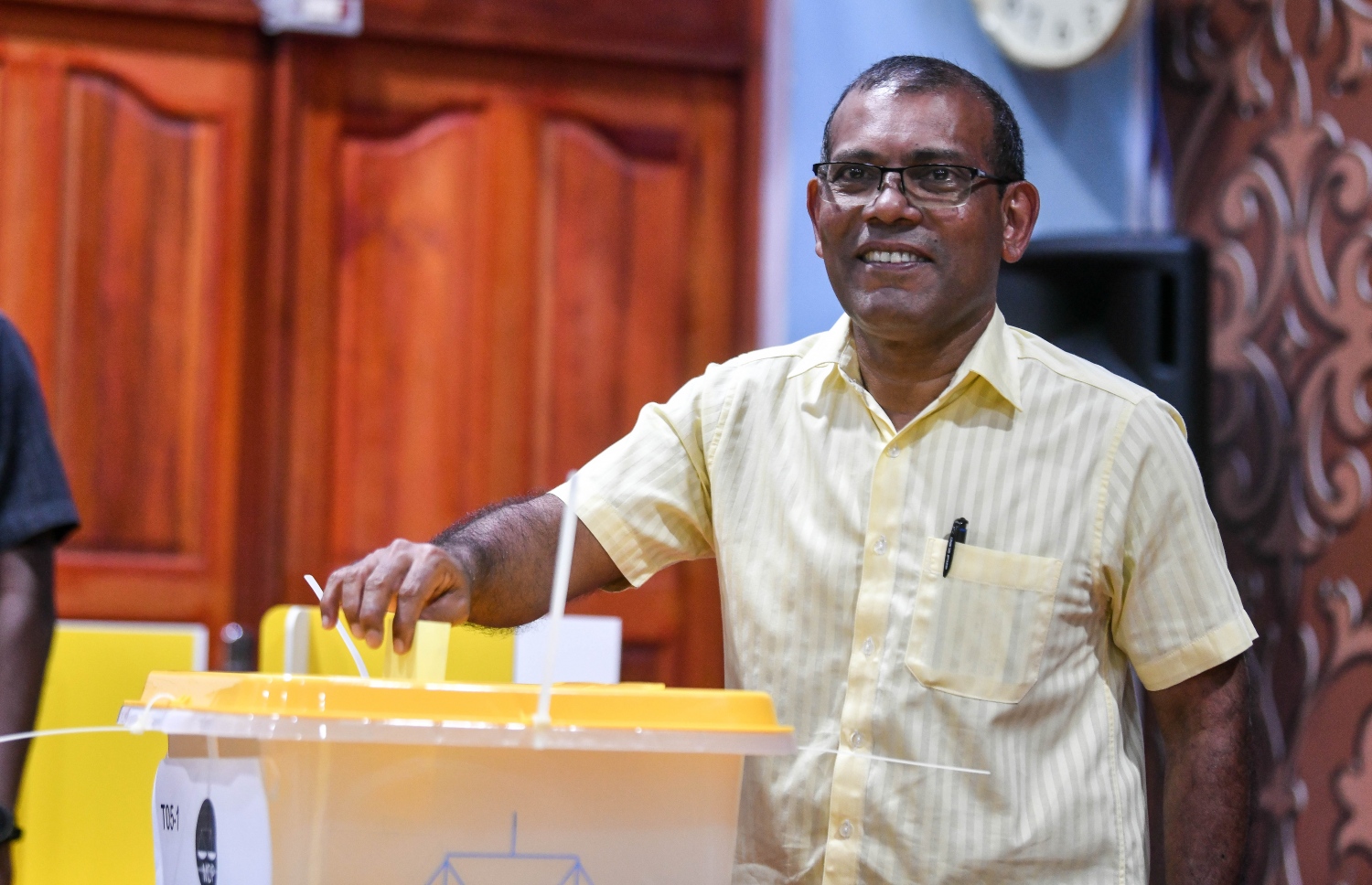 އެމްޑީޕީގެ ތާރީހުގައި ބާއްވާ އެންމެ ވާދަވެރި އެމްޑީޕީ ރިޔާސީ ޕްރައިމަރީގައި، އިންތިހާބުގައި ވާދަ ކުރައްވާ ކެންޑިޑޭޓު ރައީސް މުހައްމަދު ނަޝީދު ޖަމާލުއްދީން ސްކޫލުގައި ބަހައްޓާފައި ހުރި ވޯޓު ފޮއްޓަށް ވޯޓުލައްވަނީ.-- ފޮޓޯ: ފަޔާޒް މޫސާ /މިހާރު