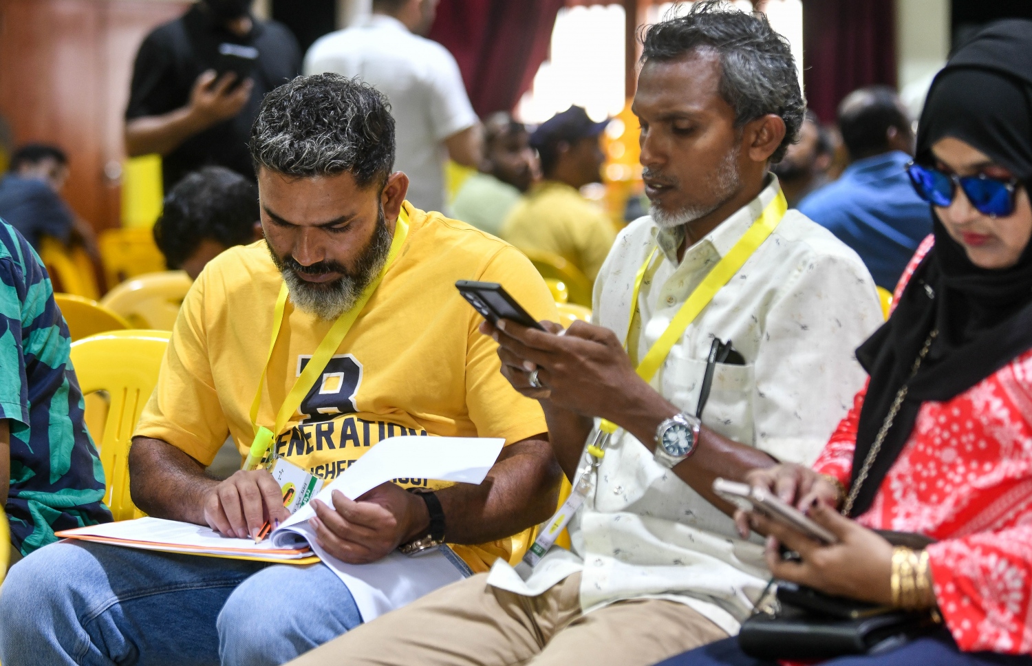 އެމްޑީޕީގެ ތާރީހުގައި ބާއްވާ އެންމެ ވާދަވެރި އެމްޑީޕީ ރިޔާސީ ޕްރައިމަރީގައި އިމާދުއްދީން ސްކޫލުގައި އޮފިޝަލުން ހަރަކާތްތެރިވަނީ.-- ފޮޓޯ: ފަޔާޒް މޫސާ /މިހާރު