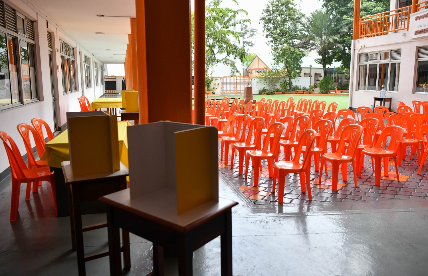 އެމްޑީޕީގެ ތާރީހުގައި ބާއްވާ އެންމެ ވާދަވެރި އެމްޑީޕީ ރިޔާސީ ޕްރައިމަރީގައި އިމާދުއްދީން ސްކޫލުގެ ކިޔު ހުސްކޮށް.-- ފޮޓޯ: ފަޔާޒް މޫސާ /މިހާރު