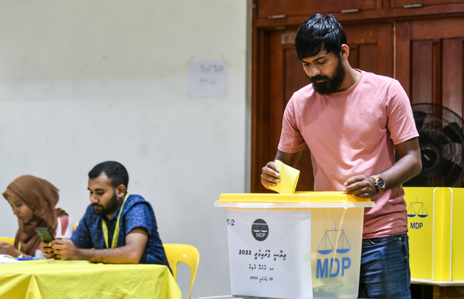 އެމްޑީޕީގެ ތާރީހުގައި ބާއްވާ އެންމެ ވާދަވެރި އެމްޑީޕީ ރިޔާސީ ޕްރައިމަރީގައި އިމާދުއްދީން ސްކޫލުގައި ބަހައްޓާފައި ހުރި ވޯޓު ފޮއްޓަށް މީހަކު ވޯޓުލަނީ.-- ފޮޓޯ: ފަޔާޒް މޫސާ /މިހާރު