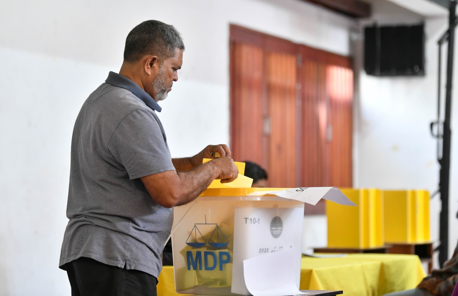 އެމްޑީޕީގެ ތާރީހުގައި ބާއްވާ އެންމެ ވާދަވެރި އެމްޑީޕީ ރިޔާސީ ޕްރައިމަރީގައި އިމާދުއްދީން ސްކޫލުގައި ބަހައްޓާފައި ހުރި ވޯޓު ފޮއްޓަށް މީހަކު ވޯޓުލަނީ.-- ފޮޓޯ: ފަޔާޒް މޫސާ /މިހާރު