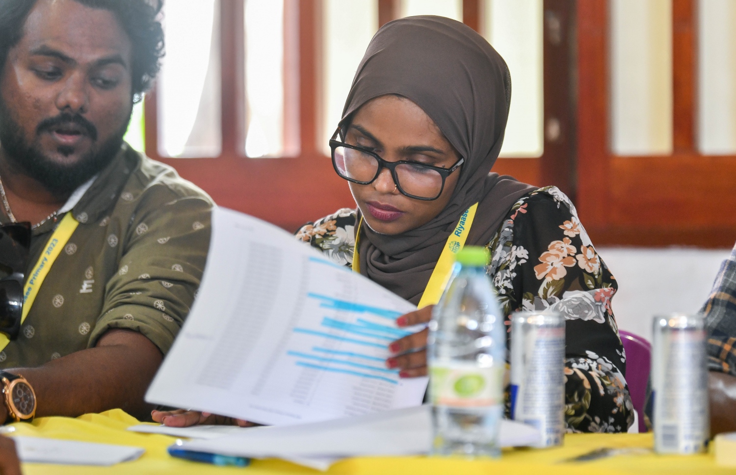 އެމްޑީޕީގެ ތާރީހުގައި ބާއްވާ އެންމެ ވާދަވެރި އެމްޑީޕީ ރިޔާސީ ޕްރައިމަރީގައި އިމާދުއްދީން ސްކޫލުގައި އޮފިޝަލަކު ވޯޓާސް ލިސްޓް ޗެކް ކުރަނީ.-- ފޮޓޯ: ފަޔާޒް މޫސާ /މިހާރު