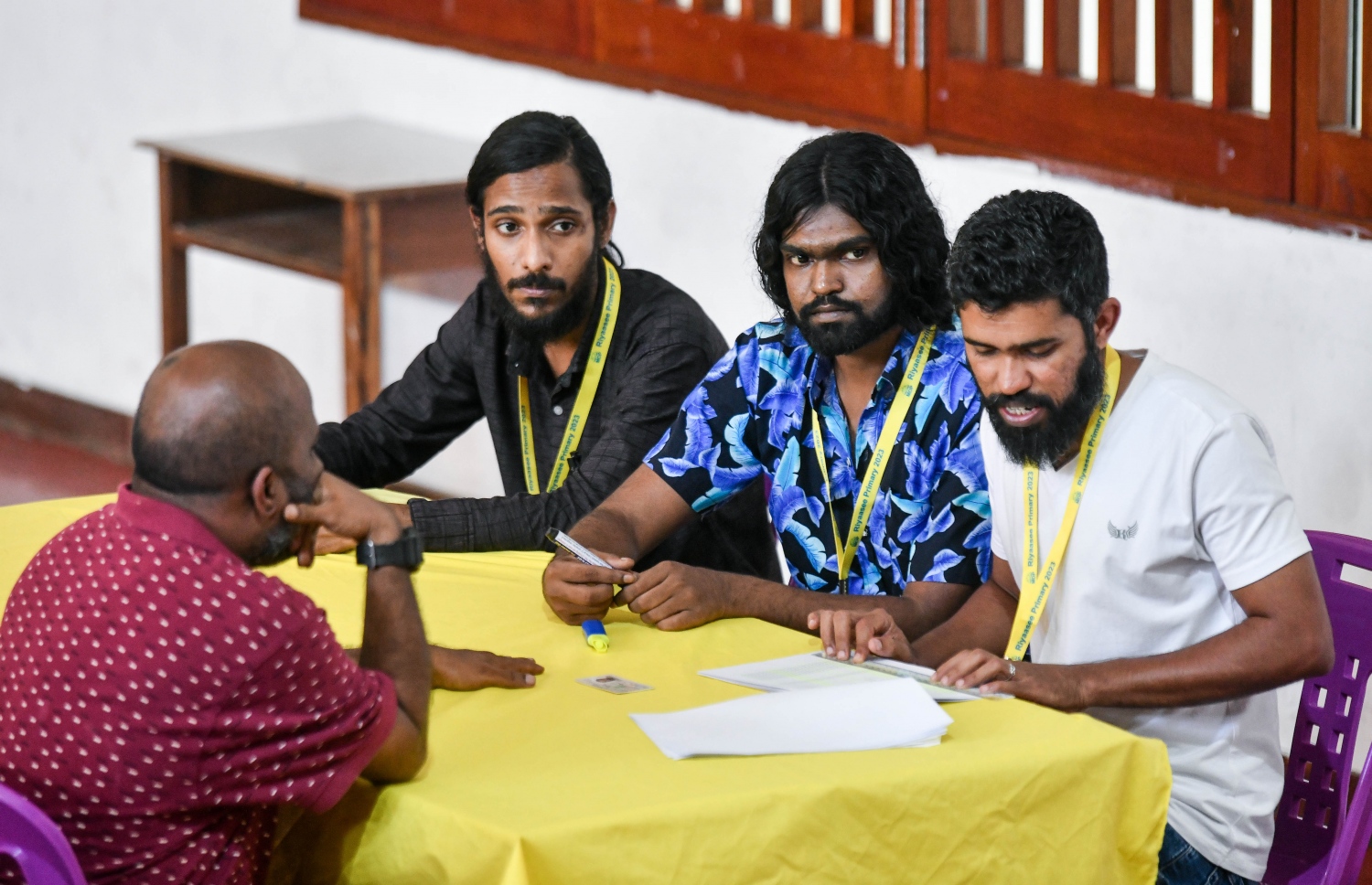 އެމްޑީޕީގެ ތާރީހުގައި ބާއްވާ އެންމެ ވާދަވެރި އެމްޑީޕީ ރިޔާސީ ޕްރައިމަރީގައި އިމާދުއްދީން ސްކޫލުގައި އޮފިޝަލުން ވޯޓާސް ލިސްޓް ޗެކް ކުރަނީ.-- ފޮޓޯ: ފަޔާޒް މޫސާ /މިހާރު