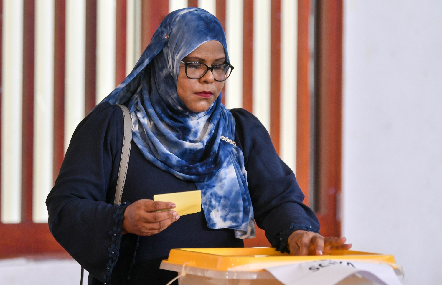 އެމްޑީޕީގެ ތާރީހުގައި ބާއްވާ އެންމެ ވާދަވެރި އެމްޑީޕީ ރިޔާސީ ޕްރައިމަރީގައި އިމާދުއްދީން ސްކޫލުގައި ބަހައްޓާފައ ހުރި ވޯޓު ފޮއްޓަށް މީހަކު ވޯޓުލަނީ.-- ފޮޓޯ: ފަޔާޒް މޫސާ /މިހާރު