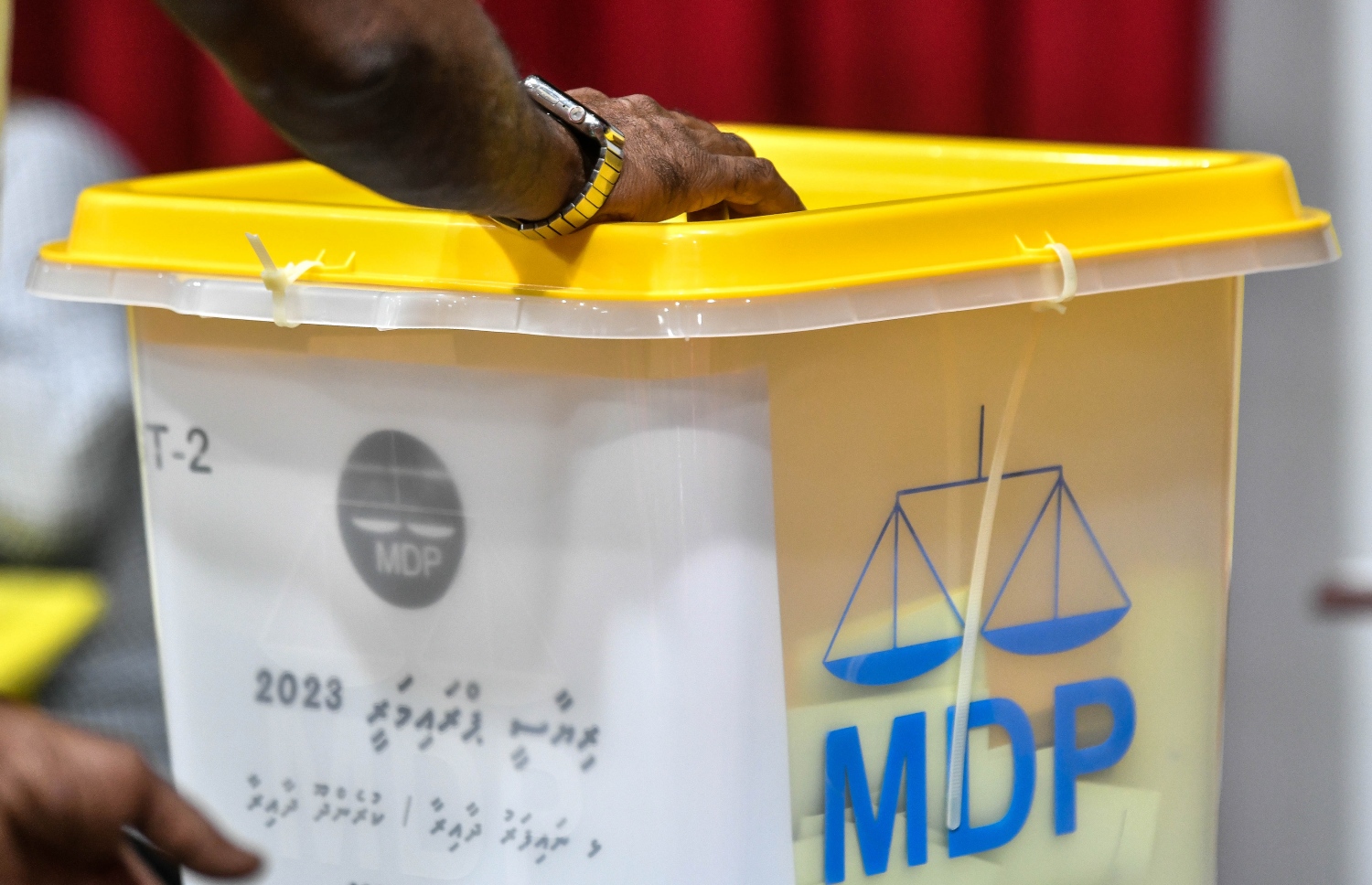 އެމްޑީޕީގެ ރިޔާސީ ޕްރައިމަރީގެ ވޯޓުލުން ނިންމައި ފޮށިތައް ބަންދުކުރަނީ. -- ފޮޓޯ: ފަޔާޒް މޫސާ/މިހާރު