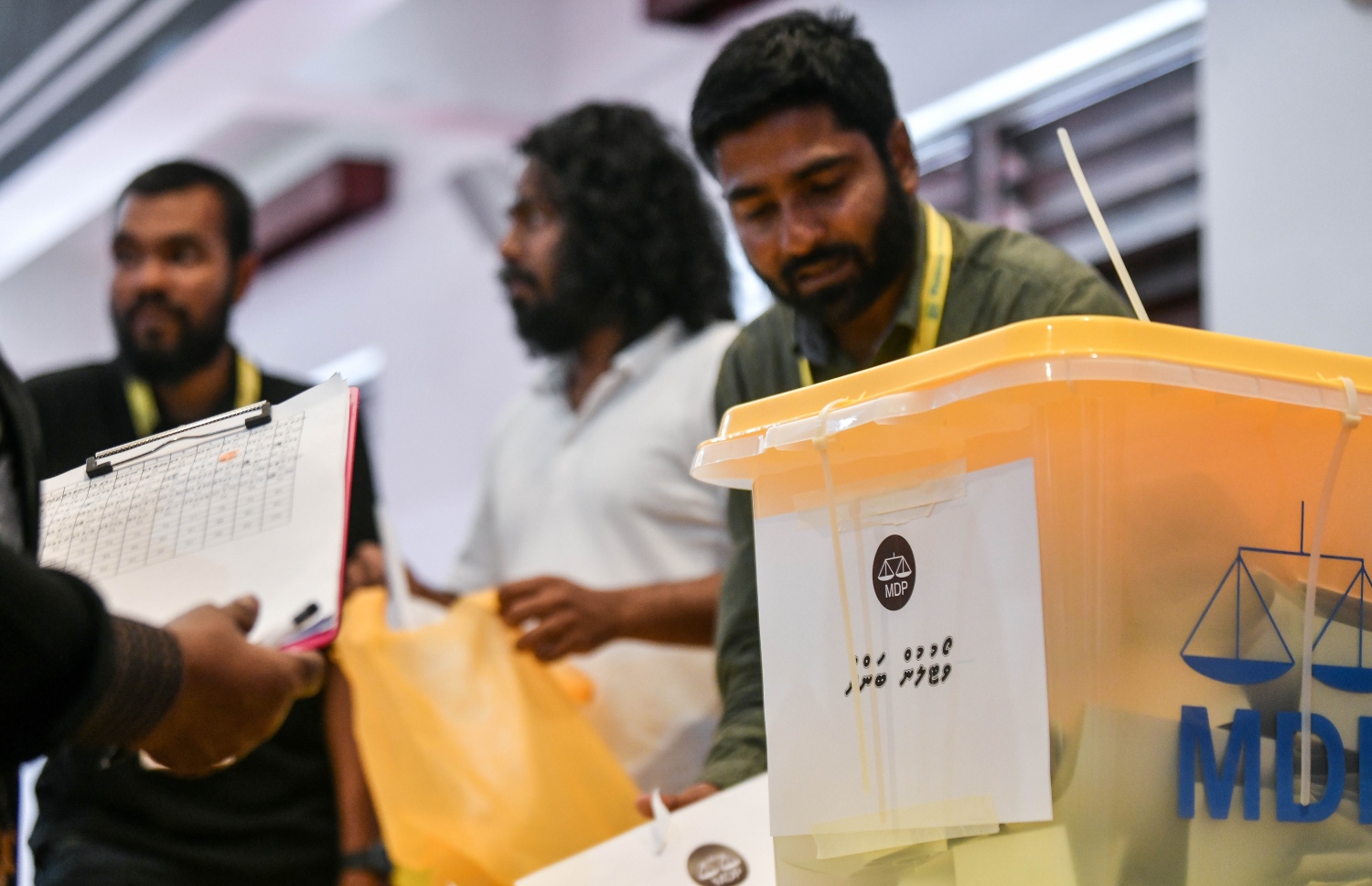 އެމްޑީޕީގެ ތާރީހުގައި ބާއްވާ އެންމެ ވާދަވެރި އެމްޑީޕީ ރިޔާސީ ޕްރައިމަރީގައި ހިރިޔާ ސްކޫލުގައި ބަހައްޓާފައި ހުރި ވޯޓު ފޮއްޓަށް ވޯޓުލުން ބަންދުކޮށް، ވޯޓުފޮށި ބަންދުކޮށްފައި.-- ފޮޓޯ: ފަޔާޒް މޫސާ /މިހާރު