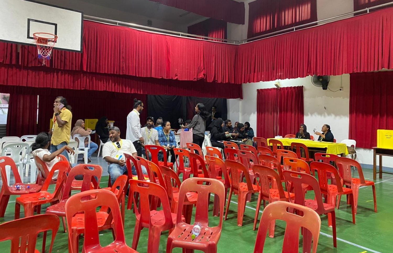 އެމްޑީޕީގެ ތާރީހުގައި ބާއްވާ އެންމެ ވާދަވެރި އެމްޑީޕީ ރިޔާސީ ޕްރައިމަރީގައި އިމާދުއްދީން ސްކޫލުގައި ބަހައްޓާފައި ހުރި ވޯޓު ފޮއްޓަށް ވޯޓުލުން ބަންދު ކުރުމަށްފަހު، ވޯޓު ގުނުމަށް ތައްޔާރުވަނީ.-- ފޮޓޯ: ޝަނާ /މިހާރު