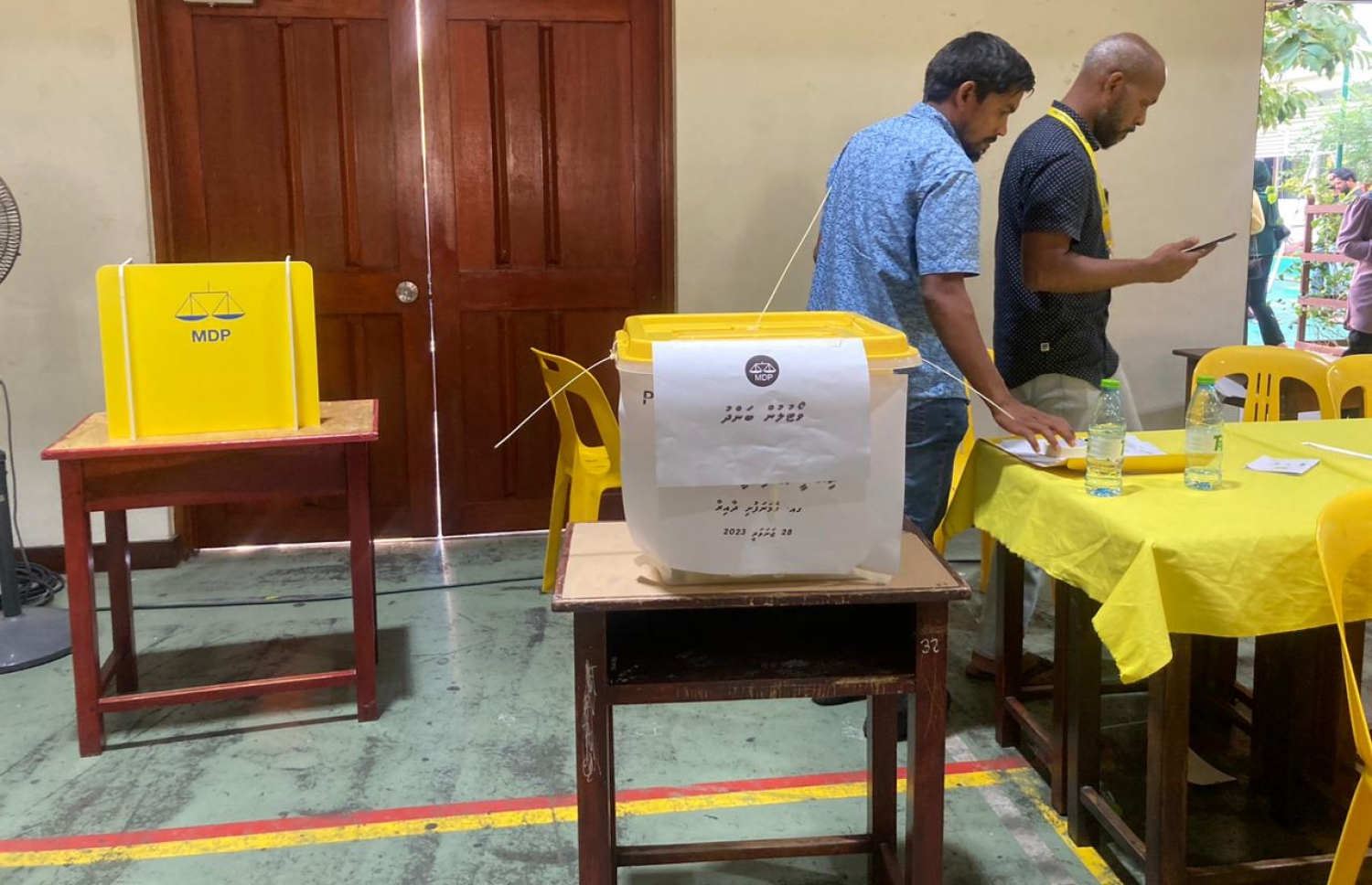 އެމްޑީޕީގެ ތާރީހުގައި ބާއްވާ އެންމެ ވާދަވެރި އެމްޑީޕީ ރިޔާސީ ޕްރައިމަރީގައި ތާޖުއްދީން ސްކޫލުގައި ބަހައްޓާފައ ހުރި ވޯޓު ފޮއްޓަށް ވޯޓުލުން ބަންދުކޮށްފައި.-- ފޮޓޯ: ޝަނާ /މިހާރު