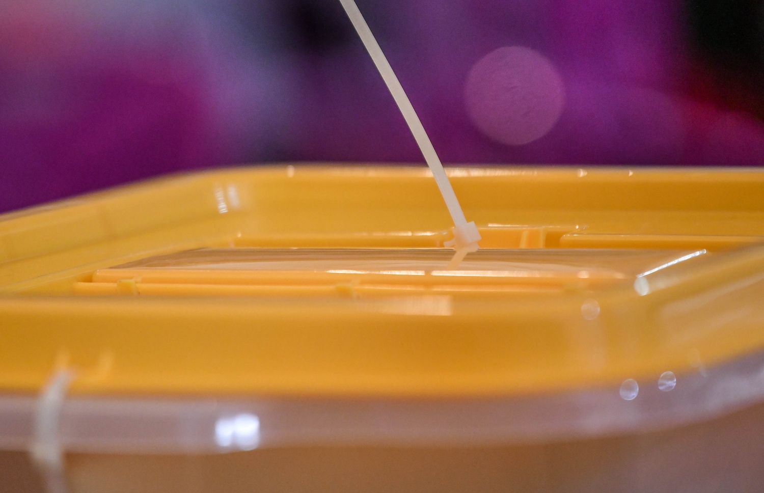 އެމްޑީޕީގެ ތާރީހުގައި ބާއްވާ އެންމެ ވާދަވެރި އެމްޑީޕީ ރިޔާސީ ޕްރައިމަރީގައި ހިރިޔާ ސްކޫލުގައި ބަހައްޓާފައި ހުރި ވޯޓު ފޮއްޓަށް ވޯޓުލުން ބަންދުކޮށް، ވޯޓު ފޮށި ބަންދުކޮށްފައި.-- ފޮޓޯ: ފަޔާޒް މޫސާ /މިހާރު