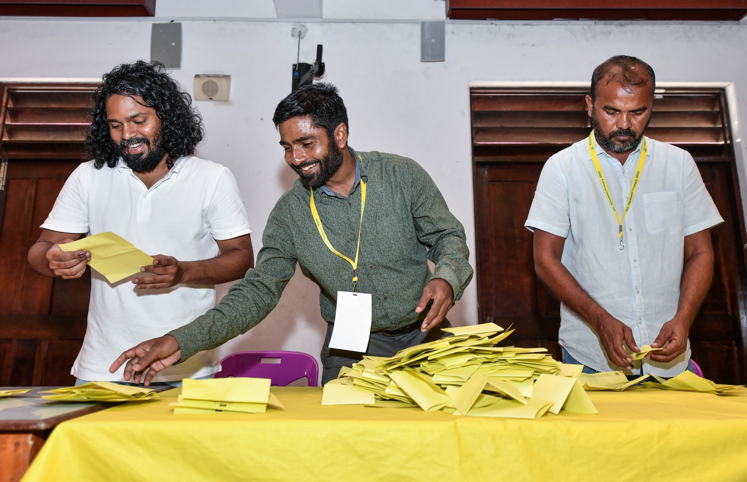 އެމްޑީޕީގެ ތާރީހުގައި ބާއްވާ އެންމެ ވާދަވެރި އެމްޑީޕީ ރިޔާސީ ޕްރައިމަރީގައި ހިރިޔާ ސްކޫލުގައި ބަހައްޓާފައ ހުރި ވޯޓު ފޮއްޓަށް ވޯޓުލުން ބަންދުކޮށް، ވޯޓު ގުނަން ތައްޔާރު ވަނީ.-- ފޮޓޯ: ފަޔާޒް މޫސާ /މިހާރު