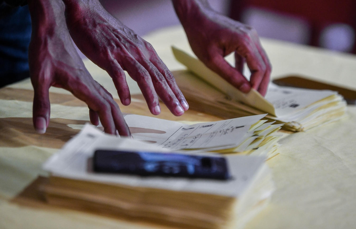 އެމްޑީޕީގެ ތާރީހުގައި ބާއްވާ އެންމެ ވާދަވެރި އެމްޑީޕީ ރިޔާސީ ޕްރައިމަރީގައި ހިރިޔާ ސްކޫލުގައި ބަހައްޓާފައި ހުރި ވޯޓު ފޮއްޓަށް ވޯޓުލުން ބަންދުކޮށް، ވޯޓު ގުނަނީ.-- ފޮޓޯ: ފަޔާޒް މޫސާ /މިހާރު