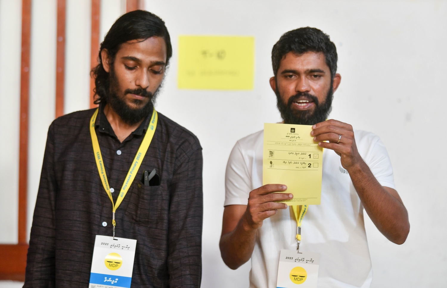 އެމްޑީޕީގެ ތާރީހުގައި ބާއްވާ އެންމެ ވާދަވެރި އެމްޑީޕީ ރިޔާސީ ޕްރައިމަރީގައި ހިރިޔާ ސްކޫލުގައި ބަހައްޓާފައި ހުރި ވޯޓު ފޮއްޓަށް ވޯޓުލުން ބަންދުކޮށް، ވޯޓު ގުނަނީ.-- ފޮޓޯ: ފަޔާޒް މޫސާ /މިހާރު