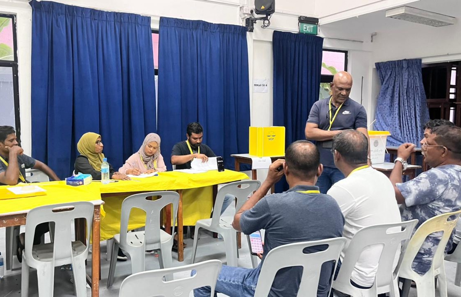 އެމްޑީޕީގެ ތާރީހުގައި ބާއްވާ އެންމެ ވާދަވެރި އެމްޑީޕީ ރިޔާސީ ޕްރައިމަރީގައި ސީއެޗްއެސްއީގައި ބަހައްޓާފައި ހުރި ވޯޓު ފޮއްޓަށް ވޯޓުލުން ބަންދުކޮށް، ވޯޓު ގުނަނީ.-- ފޮޓޯ: އަހުމަދު އަރުޝަމް /މިހާރު