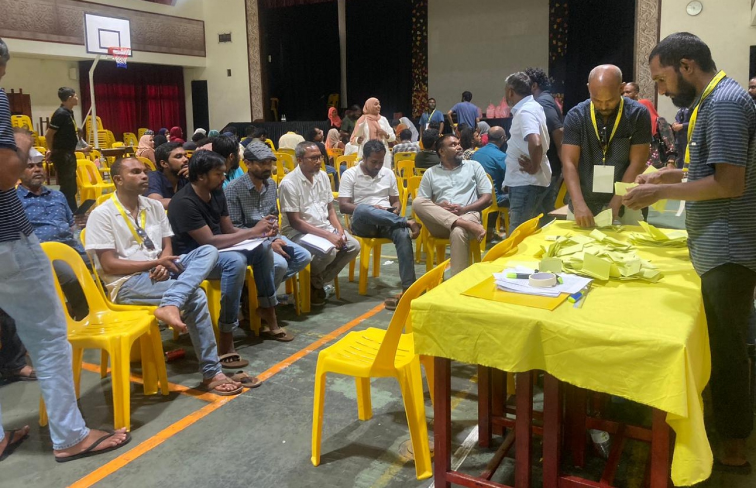 އެމްޑީޕީގެ ތާރީހުގައި ބާއްވާ އެންމެ ވާދަވެރި އެމްޑީޕީ ރިޔާސީ ޕްރައިމަރީގައި ތާޖުއްދީން ސްކޫލުގައި ބަހައްޓާފައި ހުރި ވޯޓު ފޮއްޓަށް ވޯޓުލުން ބަންދުކޮށް، ވޯޓު ގުނަނީ.-- ފޮޓޯ: ޝަނާ /މިހާރު