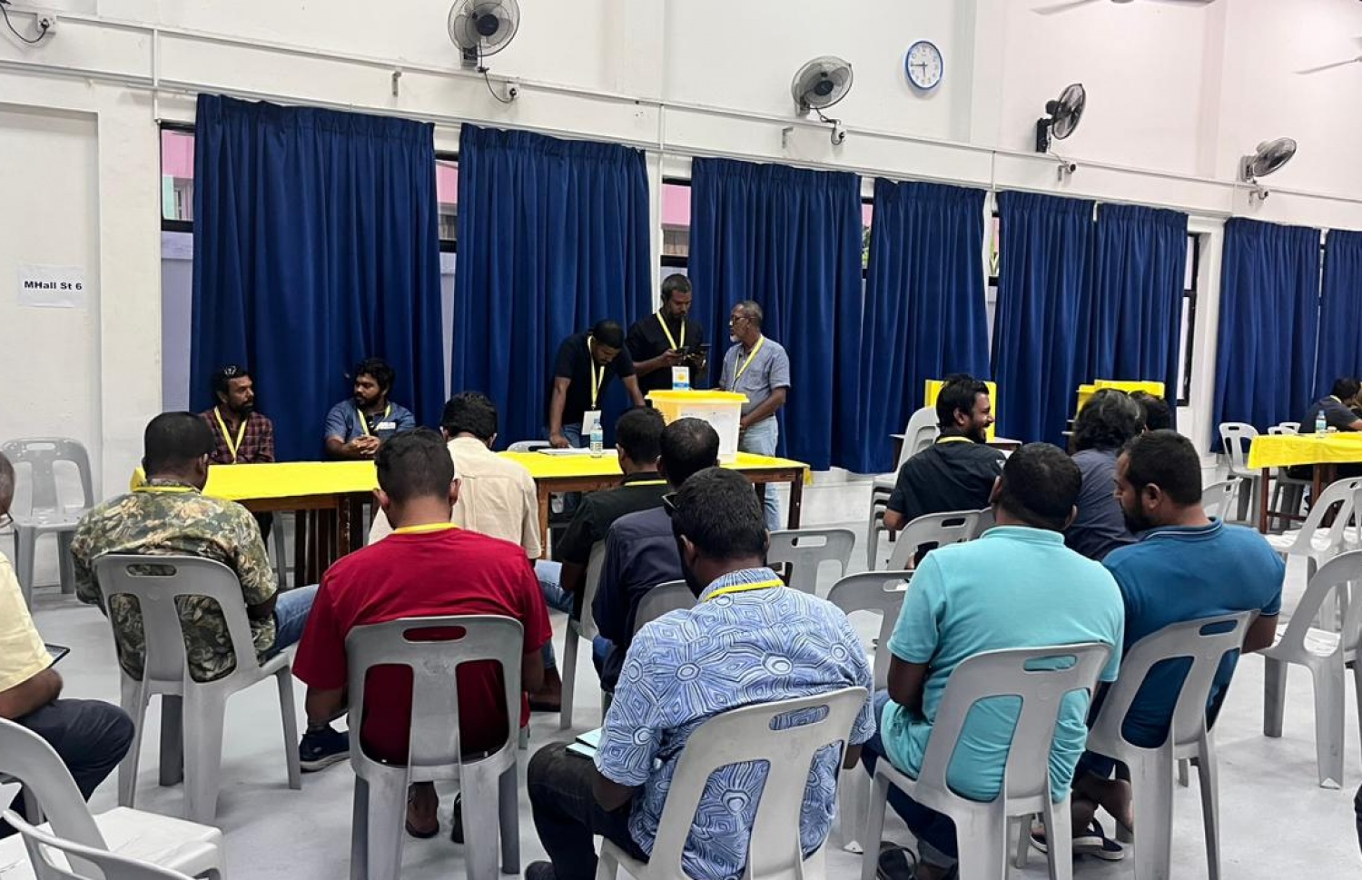 އެމްޑީޕީގެ ތާރީހުގައި ބާއްވާ އެންމެ ވާދަވެރި އެމްޑީޕީ ރިޔާސީ ޕްރައިމަރީގައި ސީއެޗްއެސްއީގައި ބަހައްޓާފައި ހުރި ވޯޓު ފޮއްޓަށް ވޯޓުލުން ބަންދުކޮށް، ވޯޓު ގުނަނީ.-- ފޮޓޯ: އަހުމަދު އަރުޝަމް /މިހާރު