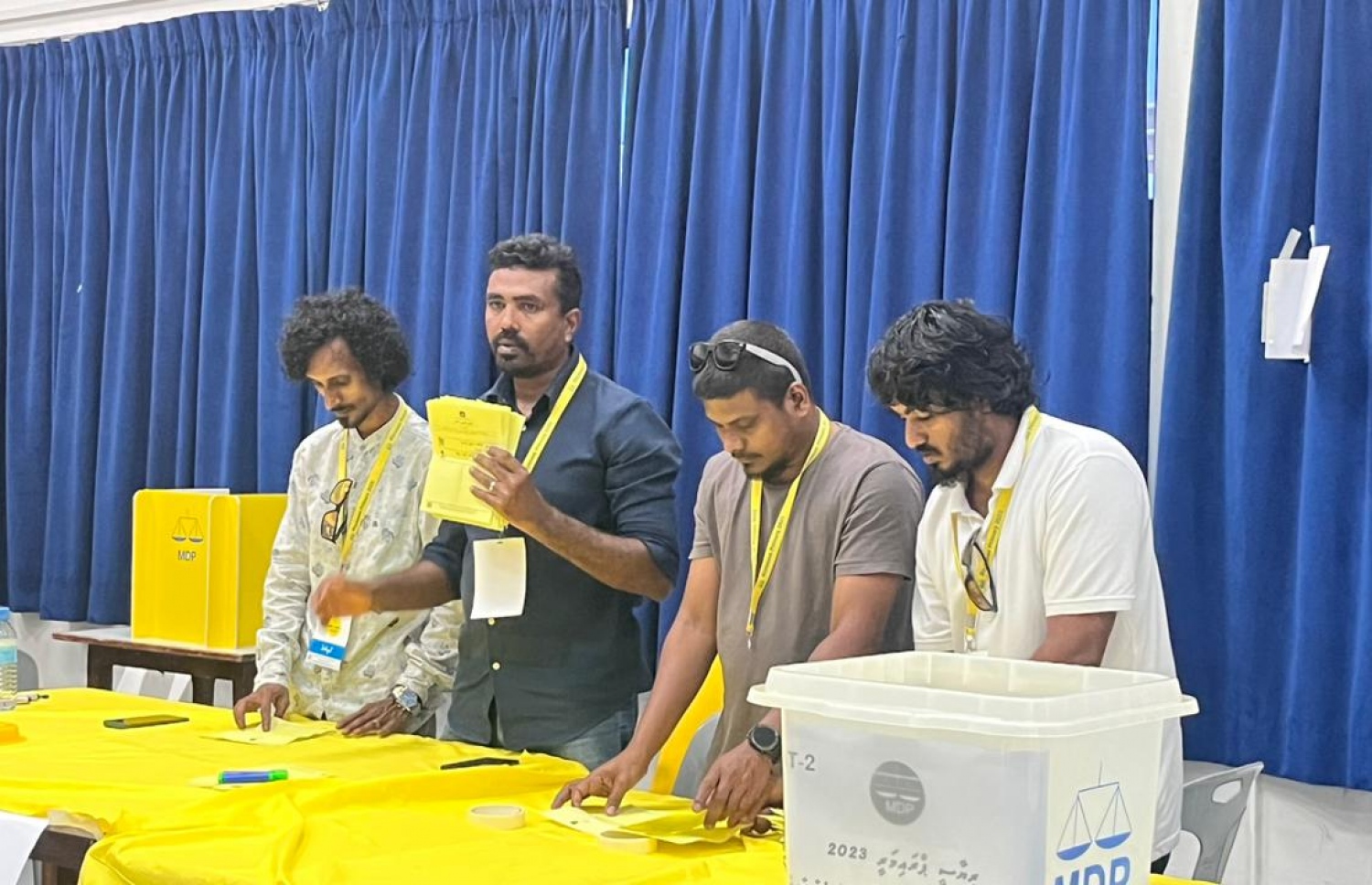 އެމްޑީޕީގެ ތާރީހުގައި ބާއްވާ އެންމެ ވާދަވެރި އެމްޑީޕީ ރިޔާސީ ޕްރައިމަރީގައި ސީއެޗްއެސްއީގައި ބަހައްޓާފައި ހުރި ވޯޓު ފޮއްޓަށް ވޯޓުލުން ބަންދުކޮށް، ވޯޓު ގުނަނީ.-- ފޮޓޯ: އަހުމަދު އަރުޝަމް /މިހާރު