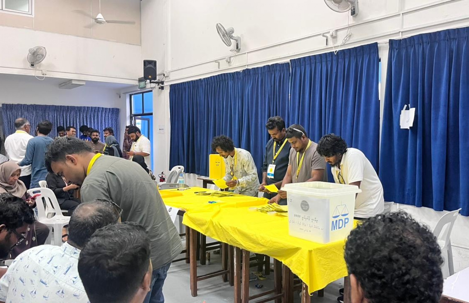 އެމްޑީޕީގެ ތާރީހުގައި ބާއްވާ އެންމެ ވާދަވެރި އެމްޑީޕީ ރިޔާސީ ޕްރައިމަރީގައި ސީއެޗްއެސްއީގައި ބަހައްޓާފައި ހުރި ވޯޓު ފޮއްޓަށް ވޯޓުލުން ބަންދުކޮށް، ވޯޓު ގުނަނީ.-- ފޮޓޯ: އަހުމަދު އަރުޝަމް /މިހާރު