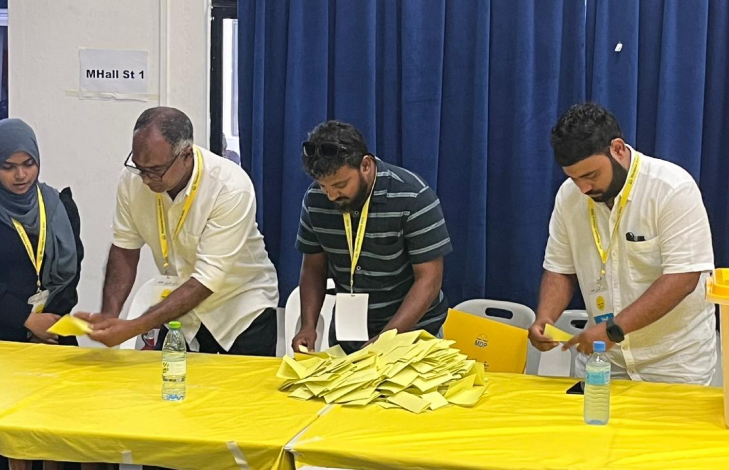 އެމްޑީޕީގެ ތާރީހުގައި ބާއްވާ އެންމެ ވާދަވެރި އެމްޑީޕީ ރިޔާސީ ޕްރައިމަރީގައި ސީއެޗްއެސްއީގައި ބަހައްޓާފައި ހުރި ވޯޓު ފޮއްޓަށް ވޯޓުލުން ބަންދުކޮށް، ވޯޓު ގުނަނީ.-- ފޮޓޯ: އަހުމަދު އަރުޝަމް /މިހާރު