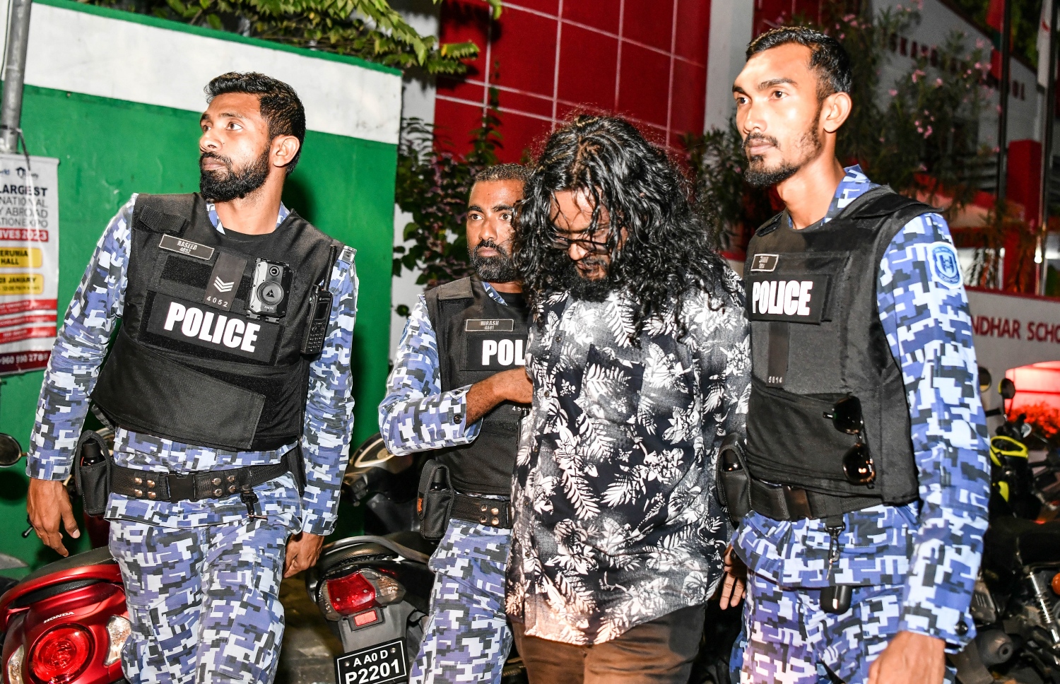 އެމްޑީޕީގެ ތާރީހުގައި ބާއްވާ އެންމެ ވާދަވެރި އެމްޑީޕީ ރިޔާސީ ޕްރައިމަރީގައި އިސްކަންދަރު ސްކޫލުގައި ބަހައްޓާފައި ހުރި ވޯޓު ފޮއްޓަށް ވޯޓުލުން ބަންދުކުރުމުން އެތަނުގައި ހަމަނުޖެހުން ހިންގި މީހަކު ފުލުހުން ހައްޔަރުކުރަނީ-- ފޮޓޯ: ފަޔާޒް މޫސާ /މިހާރު