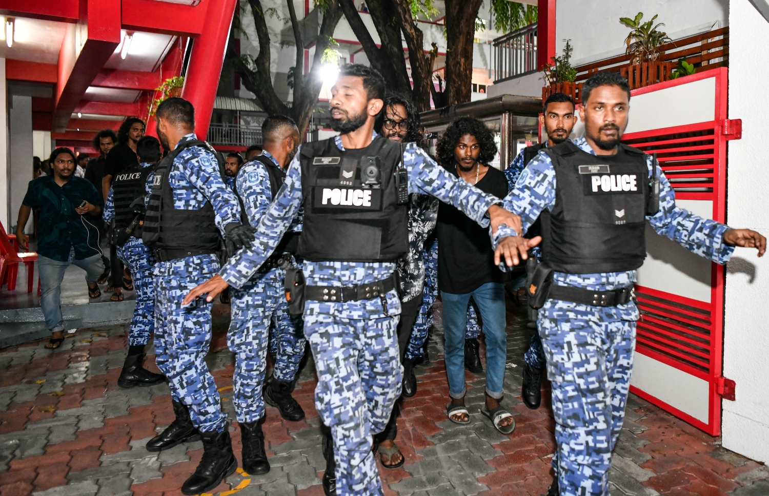 އެމްޑީޕީގެ ތާރީހުގައި ބާއްވާ އެންމެ ވާދަވެރި އެމްޑީޕީ ރިޔާސީ ޕްރައިމަރީގައި އިސްކަންދަރު ސްކޫލުގައި ބަހައްޓާފައި ހުރި ވޯޓު ފޮއްޓަށް ވޯޓުލުން ބަންދުކުރުމުން ބަޔަކު ހަމަނުޖެހުން ފެއްޓުމުން ފުލުހުން ހަރަކާތްތެރިވަނީ-- ފޮޓޯ: ފަޔާޒް މޫސާ /މިހާރު