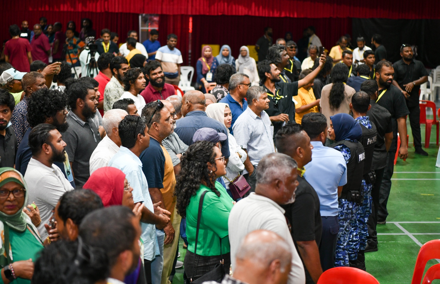 އެމްޑީޕީގެ ތާރީހުގައި ބާއްވާ އެންމެ ވާދަވެރި އެމްޑީޕީ ރިޔާސީ ޕްރައިމަރީގައި އިސްކަންދަރު ސްކޫލުގައި ބަހައްޓާފައި ހުރި ވޯޓު ފޮއްޓަށް ވޯޓުލުން ބަންދުކުރުމުން ބަޔަކު ހަމަނުޖެހުން ފެއްޓުމުން ފުލުހުން ހަރަކާތްތެރިވަނީ-- ފޮޓޯ: ފަޔާޒް މޫސާ /މިހާރު