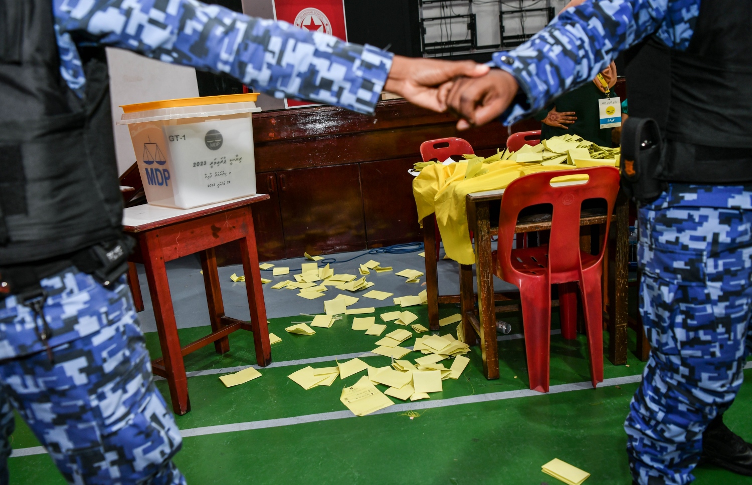 އެމްޑީޕީގެ ތާރީހުގައި ބާއްވާ އެންމެ ވާދަވެރި އެމްޑީޕީ ރިޔާސީ ޕްރައިމަރީގައި އިސްކަންދަރު ސްކޫލުގައި ބަހައްޓާފައި ހުރި ވޯޓު ފޮއްޓަށް ވޯޓުލުން ބަންދުކުރުމުން ބަޔަކު ހަމަނުޖެހުން ފެއްޓުމުން ފުލުހުން ހަރަކާތްތެރިވަނީ-- ފޮޓޯ: ފަޔާޒް މޫސާ /މިހާރު