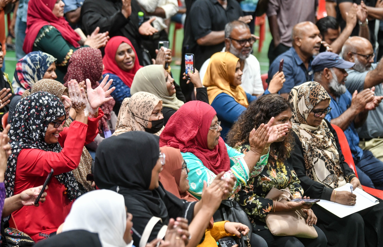 އެމްޑީޕީގެ ތާރީހުގައި ބާއްވާ އެންމެ ވާދަވެރި އެމްޑީޕީ ރިޔާސީ ޕްރައިމަރީގައި އިސްކަންދަރު ސްކޫލުގައި ބަހައްޓާފައި ހުރި ވޯޓު ފޮށިން ރައީސް އިބްރާހިމް ސޯލިހު ކާމިޔާބު ކުރުމުން އުފާފާޅު ކުރަނީ.-- ފޮޓޯ: ފަޔާޒް މޫސާ /މިހާރު