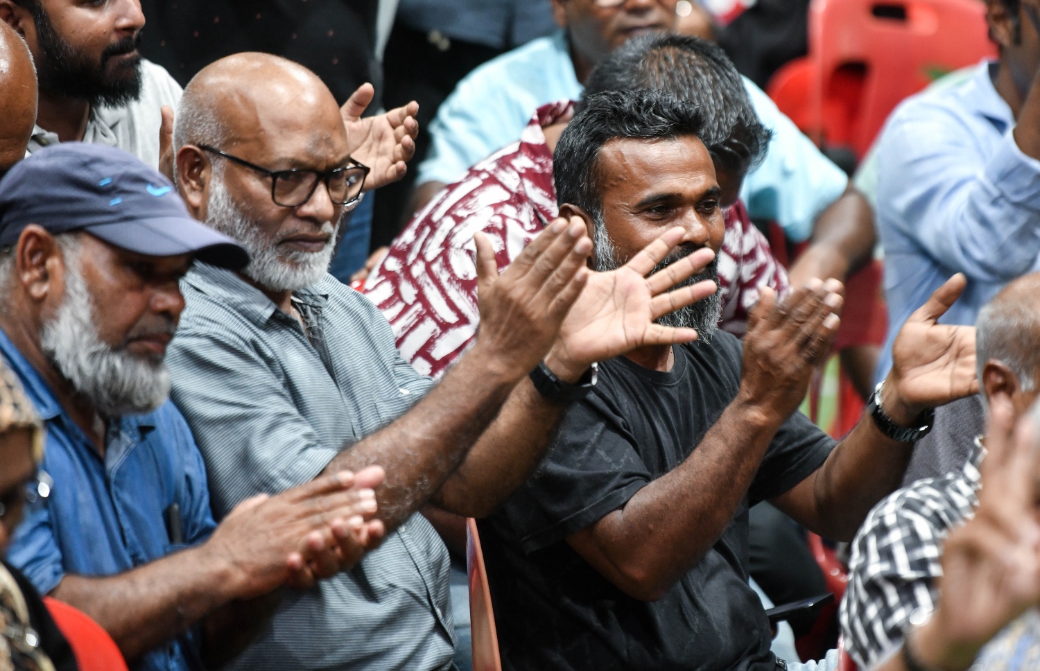 އެމްޑީޕީގެ ތާރީހުގައި ބާއްވާ އެންމެ ވާދަވެރި އެމްޑީޕީ ރިޔާސީ ޕްރައިމަރީގައި އިސްކަންދަރު ސްކޫލުގައި ބަހައްޓާފައި ހުރި ވޯޓު ފޮށިން ރައީސް އިބްރާހިމް ސޯލިހު ކާމިޔާބު ކުރުމުން އުފާފާޅު ކުރަނީ.-- ފޮޓޯ: ފަޔާޒް މޫސާ /މިހާރު