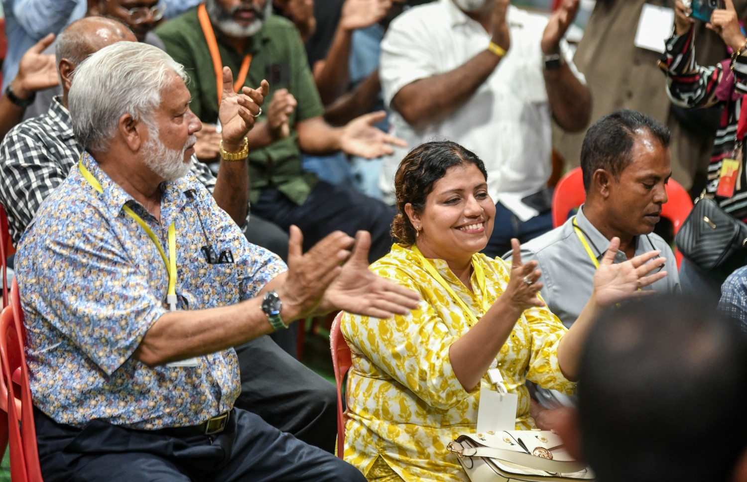 އެމްޑީޕީގެ ތާރީހުގައި ބާއްވާ އެންމެ ވާދަވެރި އެމްޑީޕީ ރިޔާސީ ޕްރައިމަރީގައި އިސްކަންދަރު ސްކޫލުގައި ބަހައްޓާފައި ހުރި ވޯޓު ފޮށިން ރައީސް އިބްރާހިމް ސޯލިހު ކާމިޔާބު ކުރުމުން އުފާފާޅު ކުރަނީ.-- ފޮޓޯ: ފަޔާޒް މޫސާ /މިހާރު