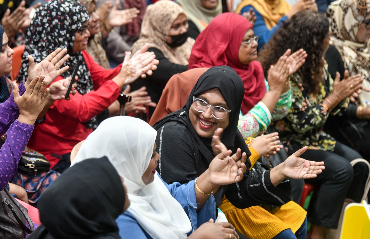 އެމްޑީޕީގެ ތާރީހުގައި ބާއްވާ އެންމެ ވާދަވެރި އެމްޑީޕީ ރިޔާސީ ޕްރައިމަރީގައި އިސްކަންދަރު ސްކޫލުގައި ބަހައްޓާފައި ހުރި ވޯޓު ފޮށިން ރައީސް އިބްރާހިމް ސޯލިހު ކާމިޔާބު ކުރުމުން އުފާފާޅު ކުރަނީ.-- ފޮޓޯ: ފަޔާޒް މޫސާ /މިހާރު