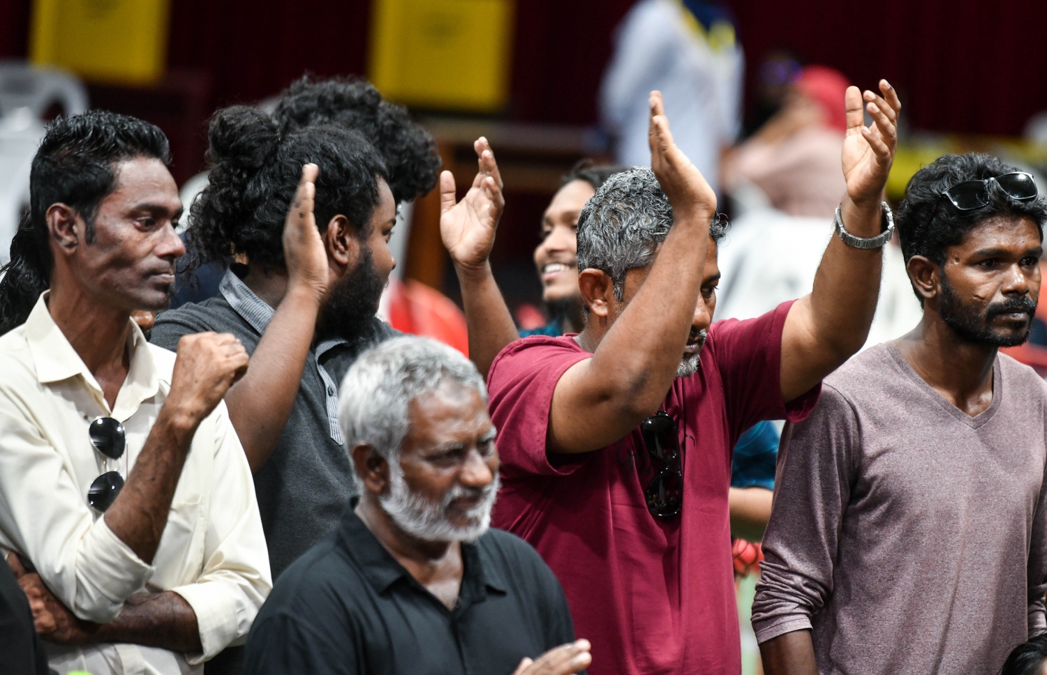 އެމްޑީޕީގެ ތާރީހުގައި ބާއްވާ އެންމެ ވާދަވެރި އެމްޑީޕީ ރިޔާސީ ޕްރައިމަރީގައި އިސްކަންދަރު ސްކޫލުގައި ބަހައްޓާފައި ހުރި ވޯޓު ފޮށިން ރައީސް އިބްރާހިމް ސޯލިހު ކާމިޔާބު ކުރުމުން އުފާފާޅު ކުރަނީ.-- ފޮޓޯ: ފަޔާޒް މޫސާ /މިހާރު