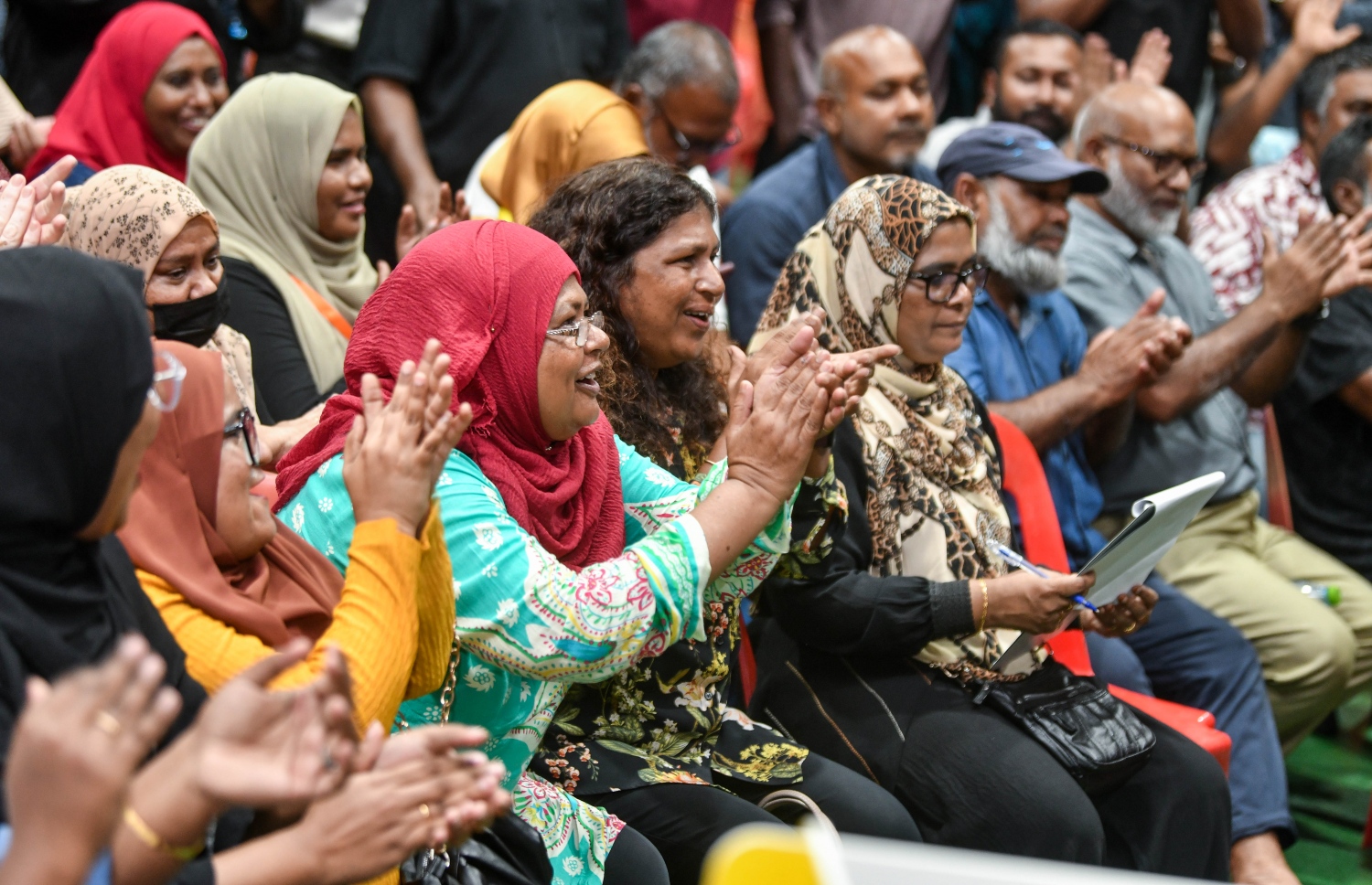 އެމްޑީޕީގެ ތާރީހުގައި ބާއްވާ އެންމެ ވާދަވެރި އެމްޑީޕީ ރިޔާސީ ޕްރައިމަރީގައި އިސްކަންދަރު ސްކޫލުގައި ބަހައްޓާފައި ހުރި ވޯޓު ފޮށިން ރައީސް އިބްރާހިމް ސޯލިހު ކާމިޔާބު ކުރުމުން އުފާފާޅު ކުރަނީ.-- ފޮޓޯ: ފަޔާޒް މޫސާ /މިހާރު