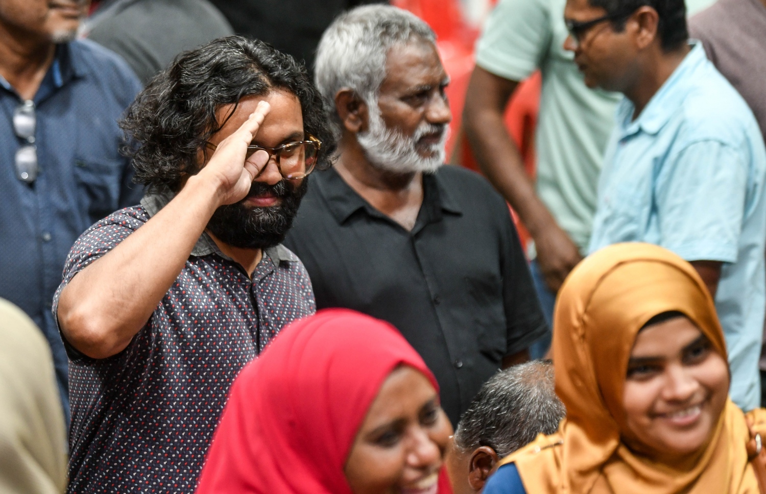 އެމްޑީޕީގެ ތާރީހުގައި ބާއްވާ އެންމެ ވާދަވެރި އެމްޑީޕީ ރިޔާސީ ޕްރައިމަރީގައި އިސްކަންދަރު ސްކޫލުގައި ބަހައްޓާފައި ހުރި ވޯޓު ފޮށިން ރައީސް އިބްރާހިމް ސޯލިހު ކާމިޔާބު ކުރުމުން އުފާފާޅު ކުރަނީ.-- ފޮޓޯ: ފަޔާޒް މޫސާ /މިހާރު