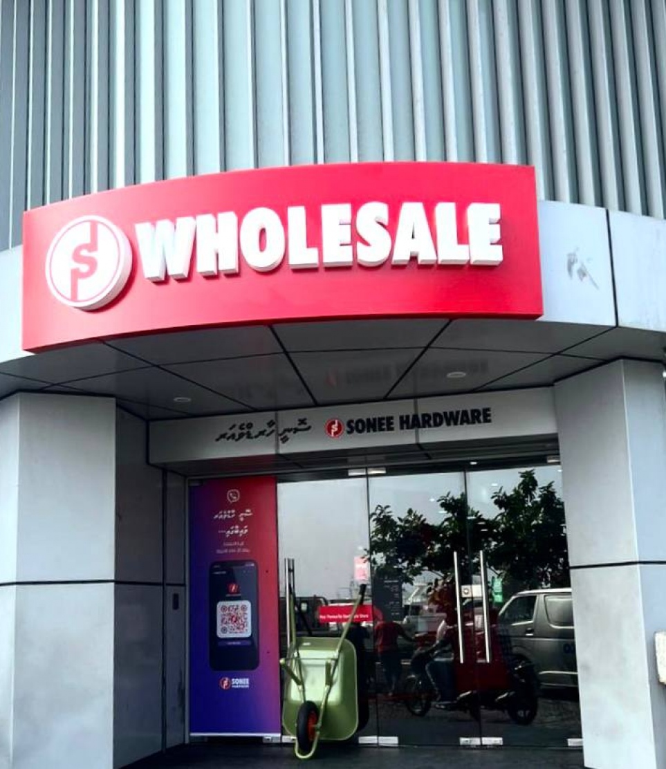 މި ފިހާރައިން ވިޔަފަރިކުރާ ކަސްޓަމަރުންނަށް މިއަދު 35 ޕަސެންޓާ ހަމައަށް ޑިސްކައުންޓު ލިބޭނެ. -- ފޮޓޯ: ސޮނީ