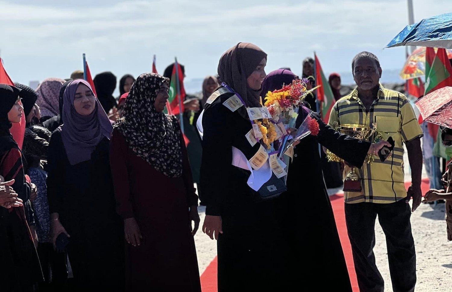 އައިފާއަށް ބިލެތްދޫން މަރުހަބާ ކިޔަނީ: މުޅި ރަށް އޭނާއަށްޓަކައި ފަހުރުވެރިވޭ