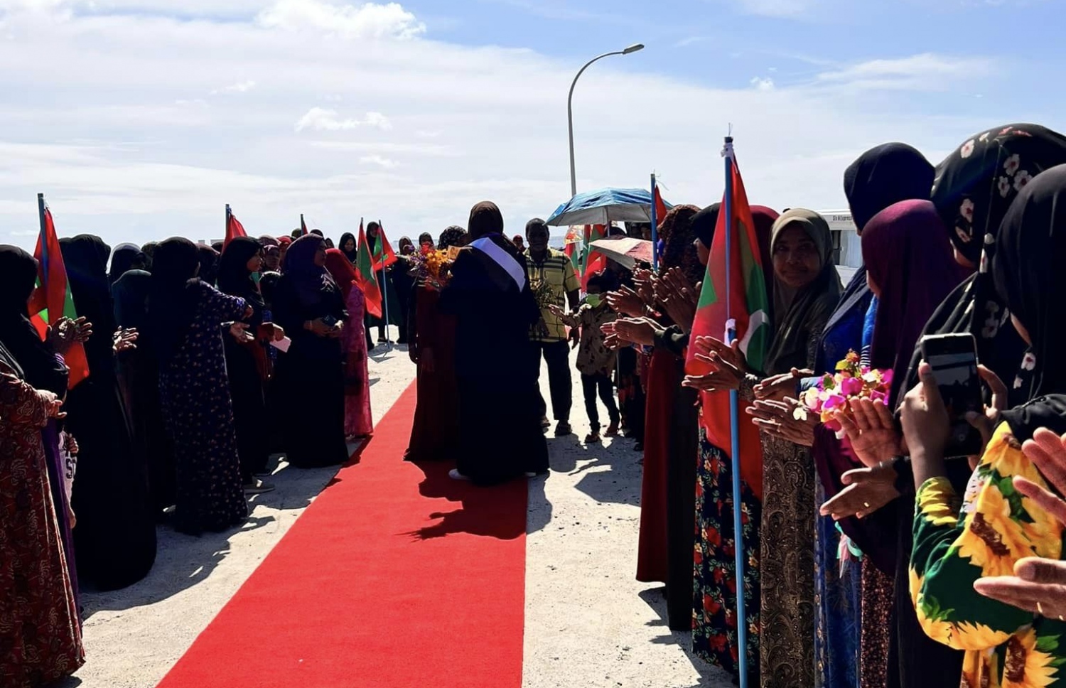 ރަތް ދޫލައިގެ މަރުހަބާއެއް ކިޔަން ރައްޔިތުން ސަފު ހަދާލާފައި.