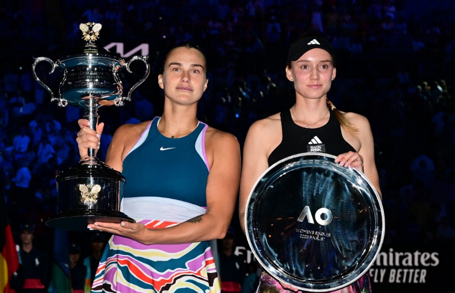 މި އަހަރުގެ އަންހެން ސިންގަލްސްގެ ޗެމްޕިއަންކަން ހޯދި ސަބަލެންކާ (ވ) އަދި ރަނަރަޕް ރިބަކީނާ (ކ).-- ފޮޓޯ: އޭއެފްޕީ