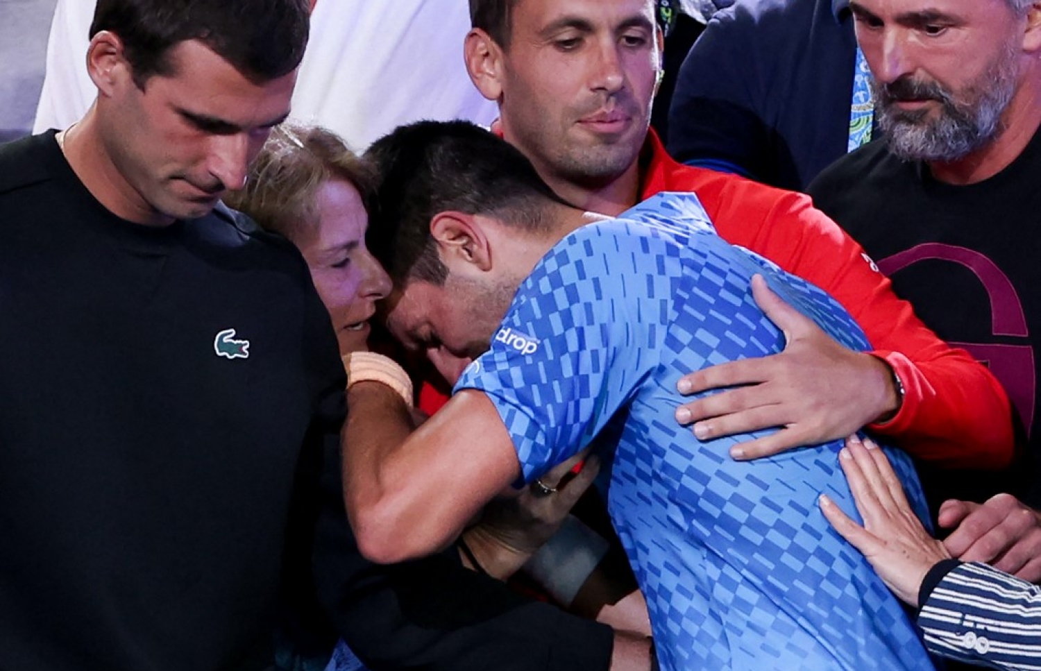 މެޗަށް ފަހު ޖޮކޮވިޗް އޭނާގެ މަންމަ ގައިގައި ބައްދާލައިގެން.-- ފޮޓޯ: އޭއެފްޕީ